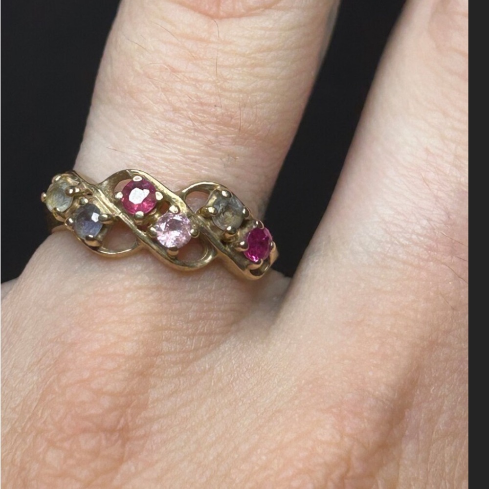 Vintage gem stone ring. Solid yellow gold 10k stamped! Size 6.